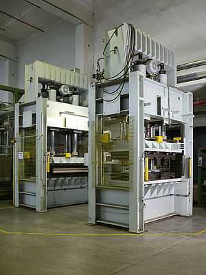 iSOWOOD, Presstechnik: 150t-Pressen für Fertigung von Musterteilen oder die Produktion von Kleinserien